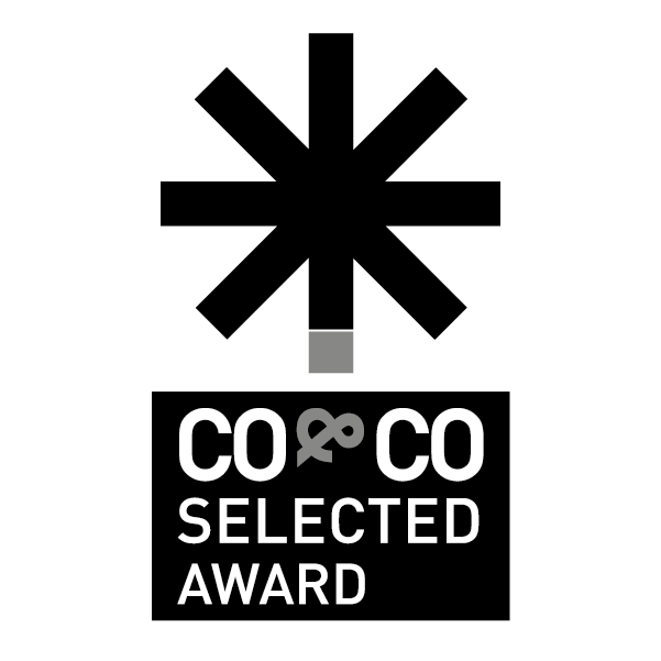 Schwarzes CO&CO Selected Award Logo mit stilisiertem Sternsymbol auf transparentem Hintergrund
