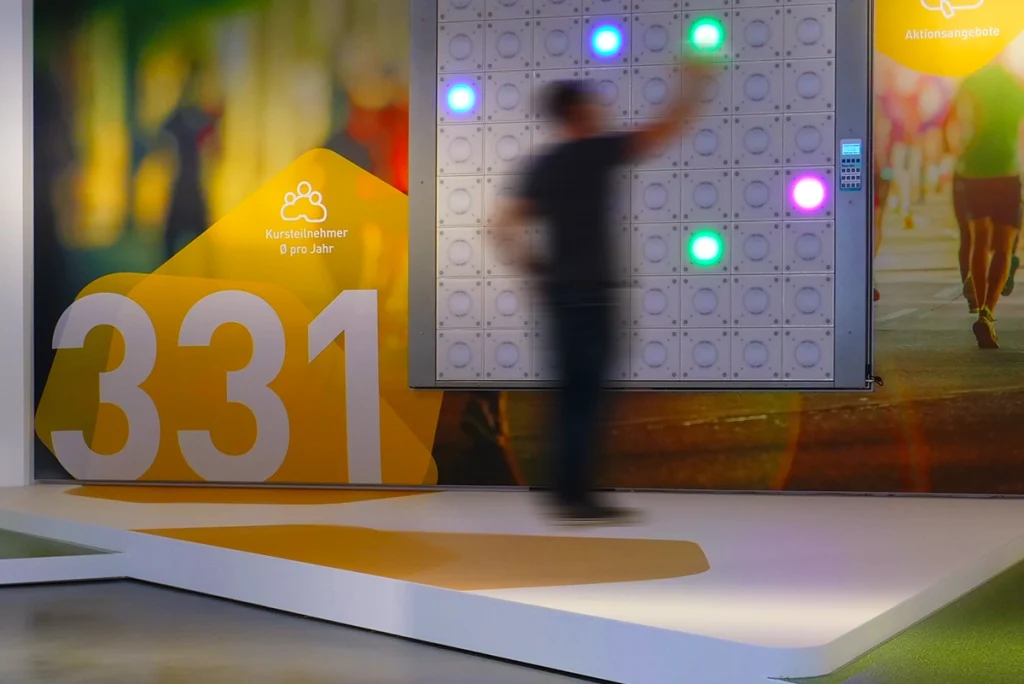 Interaktive Reaktionswand in der VITAL-Ausstellung von ABUS Kransysteme als spielerisch erfahrbarer Unternehmenswert-Ort für Mitarbeitende und Bewerbende.