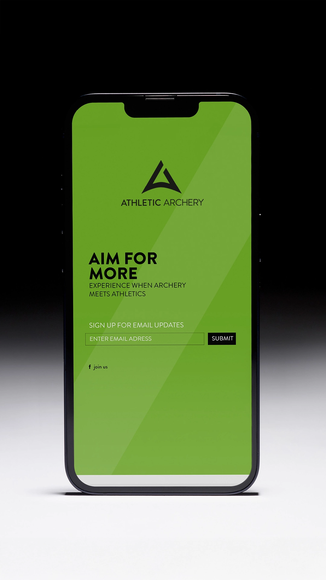 Smartphone mit Landingpage der Marke Athletic Archery in kräftigem Grün und dem Claim „Aim for more“ – visuelle Umsetzung und digitale Markenführung von R211 für einen sportlich-dynamischen Auftritt