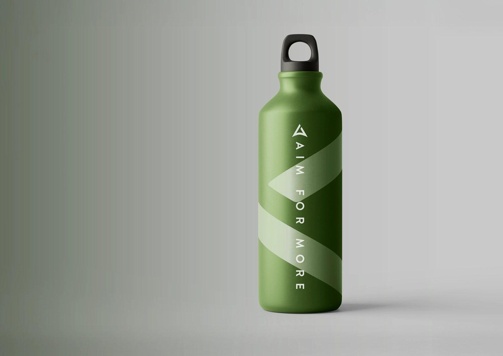 Aufnahme einer Trinkflasche im Branding von Athletic Archery – mit Logo und Gestaltungselementen der Marke. Umsetzung durch R211-Agentur.