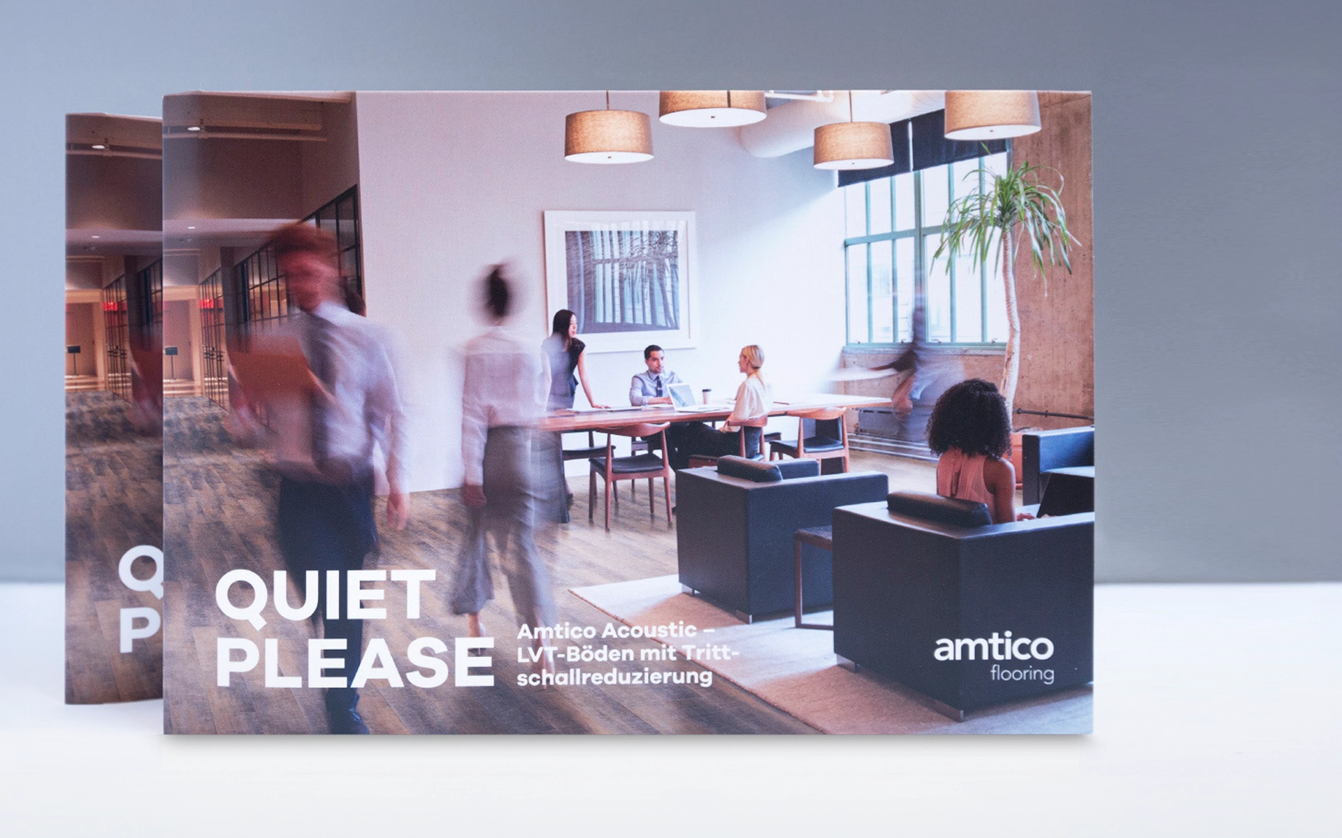 B2B-Mailing für amtico Bodenbeläge mit Broschüre mit dem titel "quiet please" über trittschallreduzierende lvt-böden von amtico in einer modernen büroumgebung mit holzboden