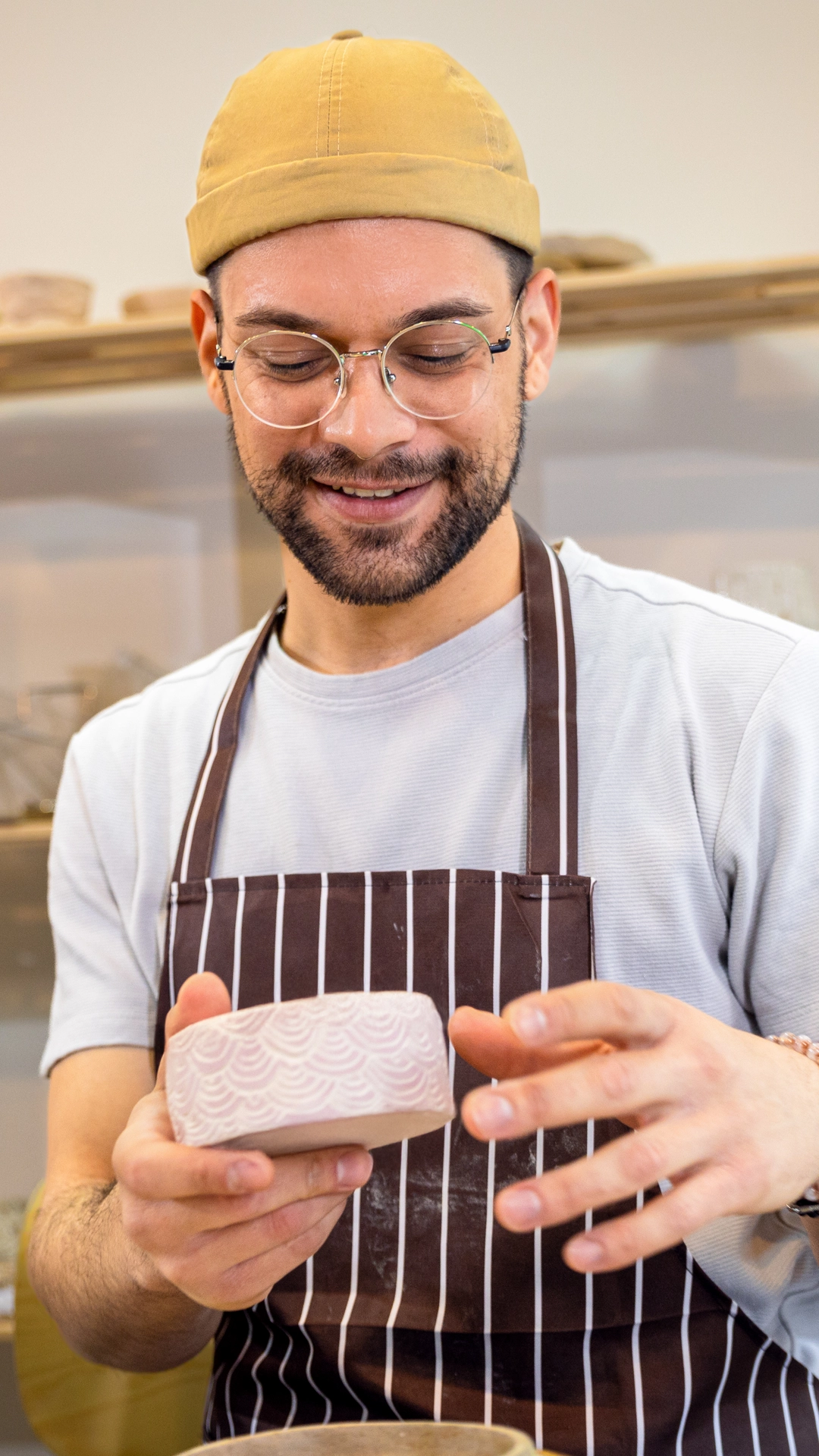 DEIN BIOKÄSE Mitarbeitender hält Käse in der Hand