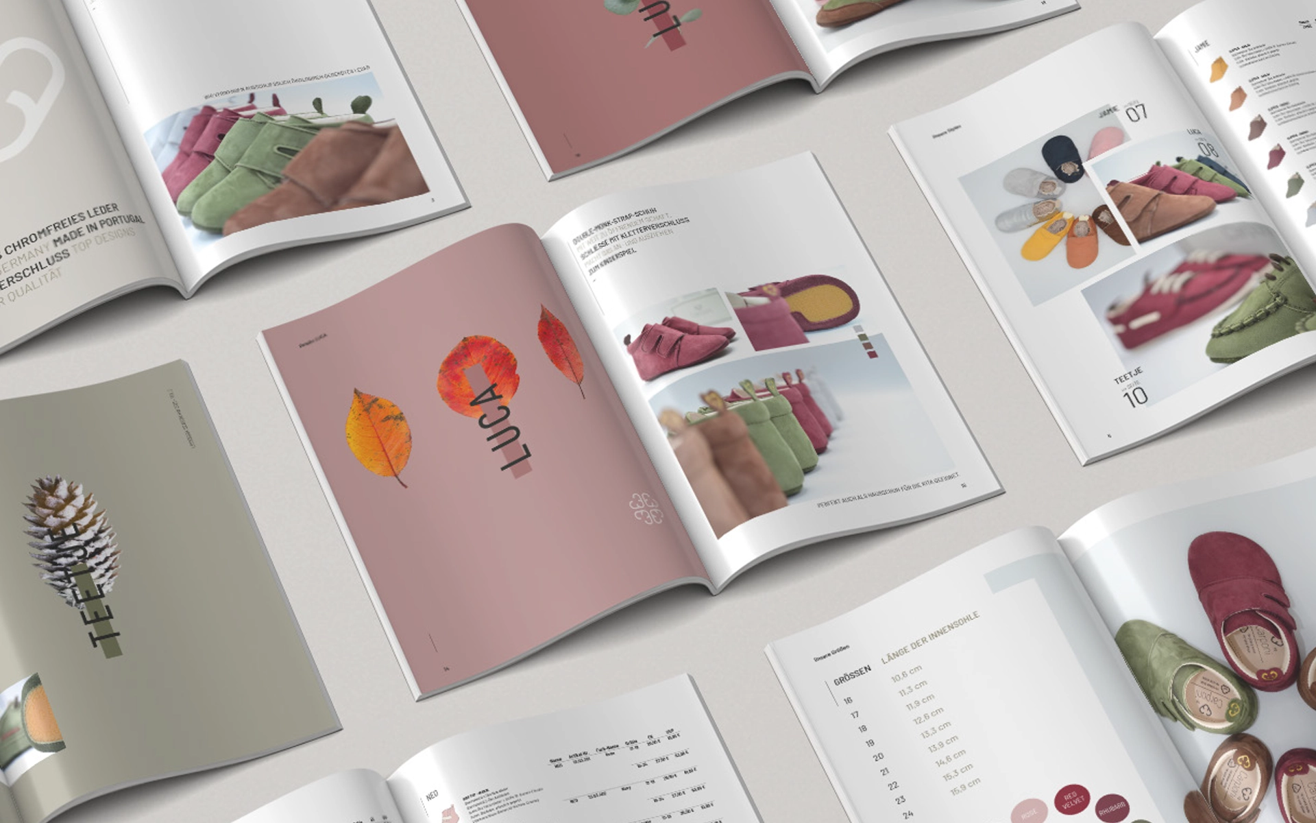 Ausgelegte Seiten des Carponi-Katalogs mit Produktfotos der Krabbelschuhe, Farbpaletten, Größenangaben und stimmungsvollen Naturmotiven – gestaltet von R211 für einen emotionalen und hochwertigen Markenauftritt