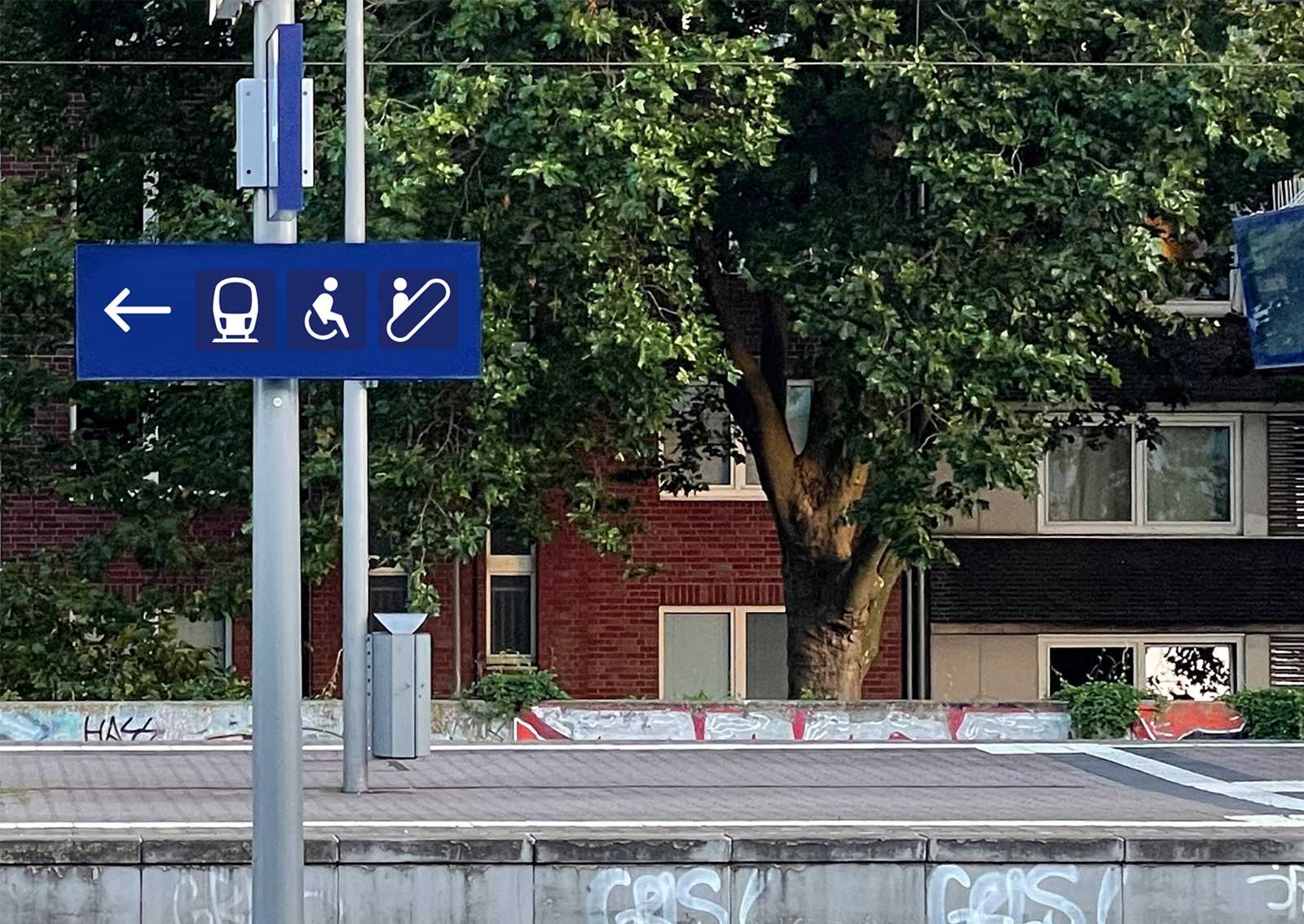 Aufnahme einer Test-Beschilderungstafel im Bahnhof der Deutschen Bahn mit einem neu entwickelten Piktogramm. Die Zeichen wurde im Rahmen eines Projekts zur verbesserten Wegeleitung von der R211-Agentur konzipiert.