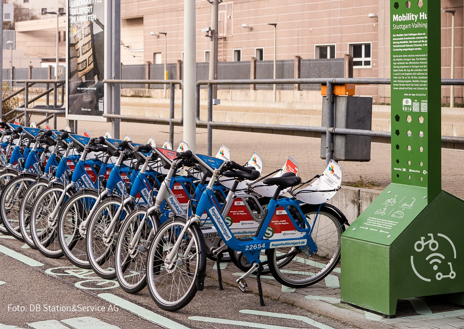 Nahaufnahme eines Piktogramms für den Mobility Hub der Deutsche Bahn, das den Übergang von Bahnreisen zu Mikromobilität wie E-Roller oder Fahrrad symbolisiert. Gestaltung durch die R211-Agentur.
