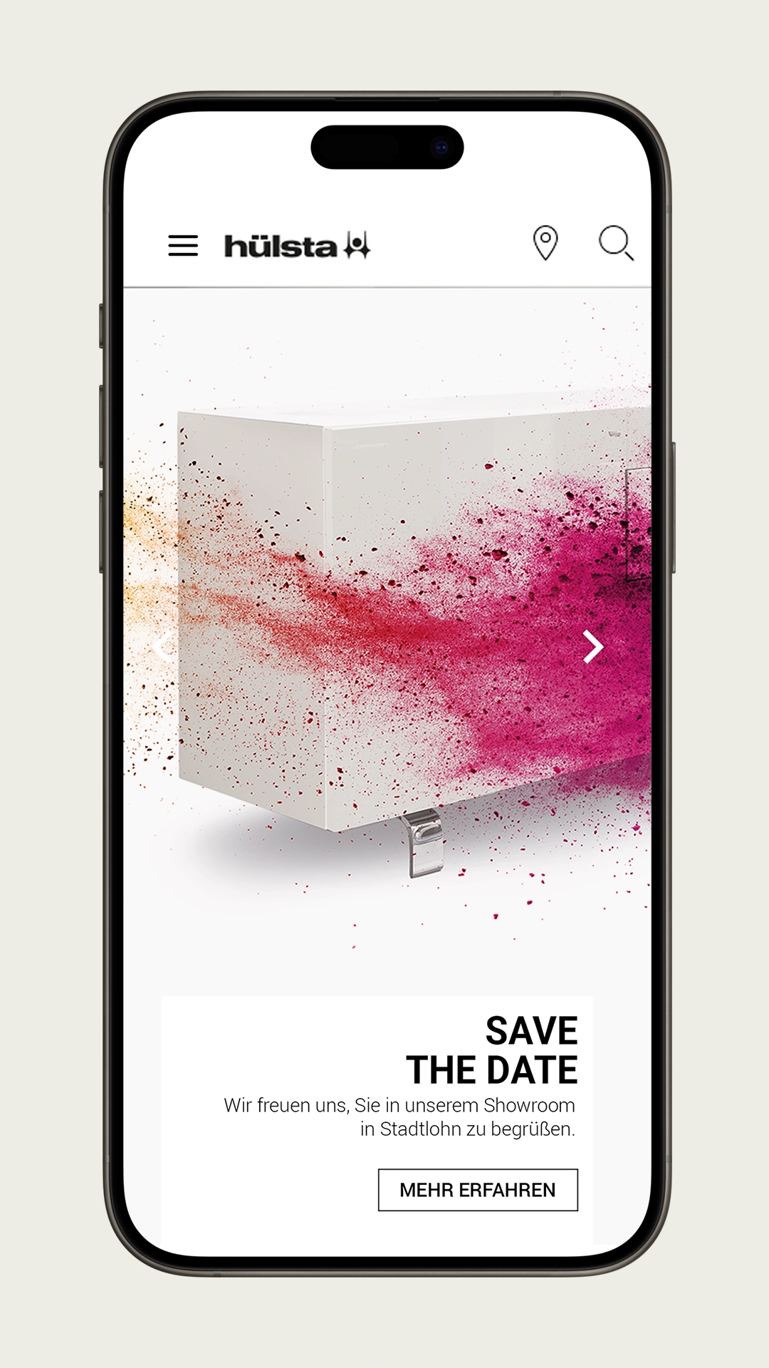 Smartphone-Screen mit hülsta-Website – Ankündigung eines Showroom-Events in Stadtlohn, visuell inszeniert mit weißem Möbelkubus und Farbexplosion in Magenta und Orange