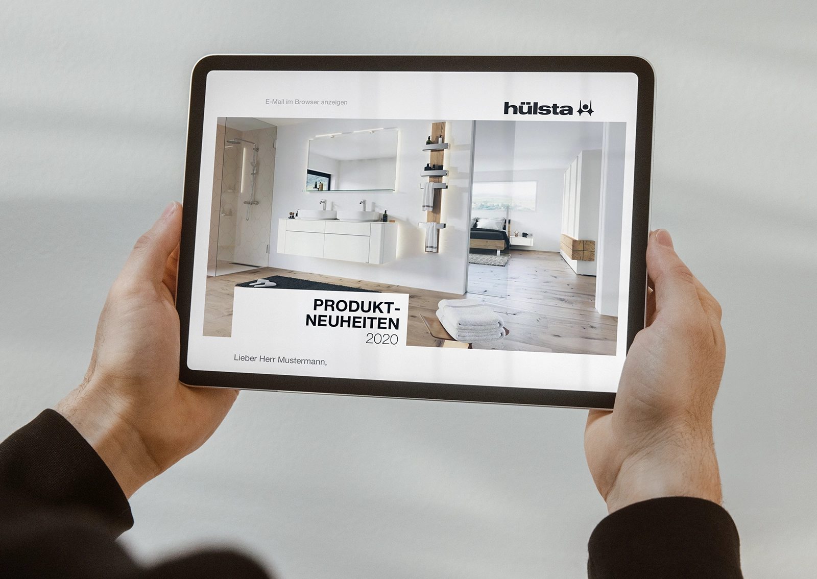 Tablet-Aufnahme mit Ansicht des Hülsta Bad-Katalgos