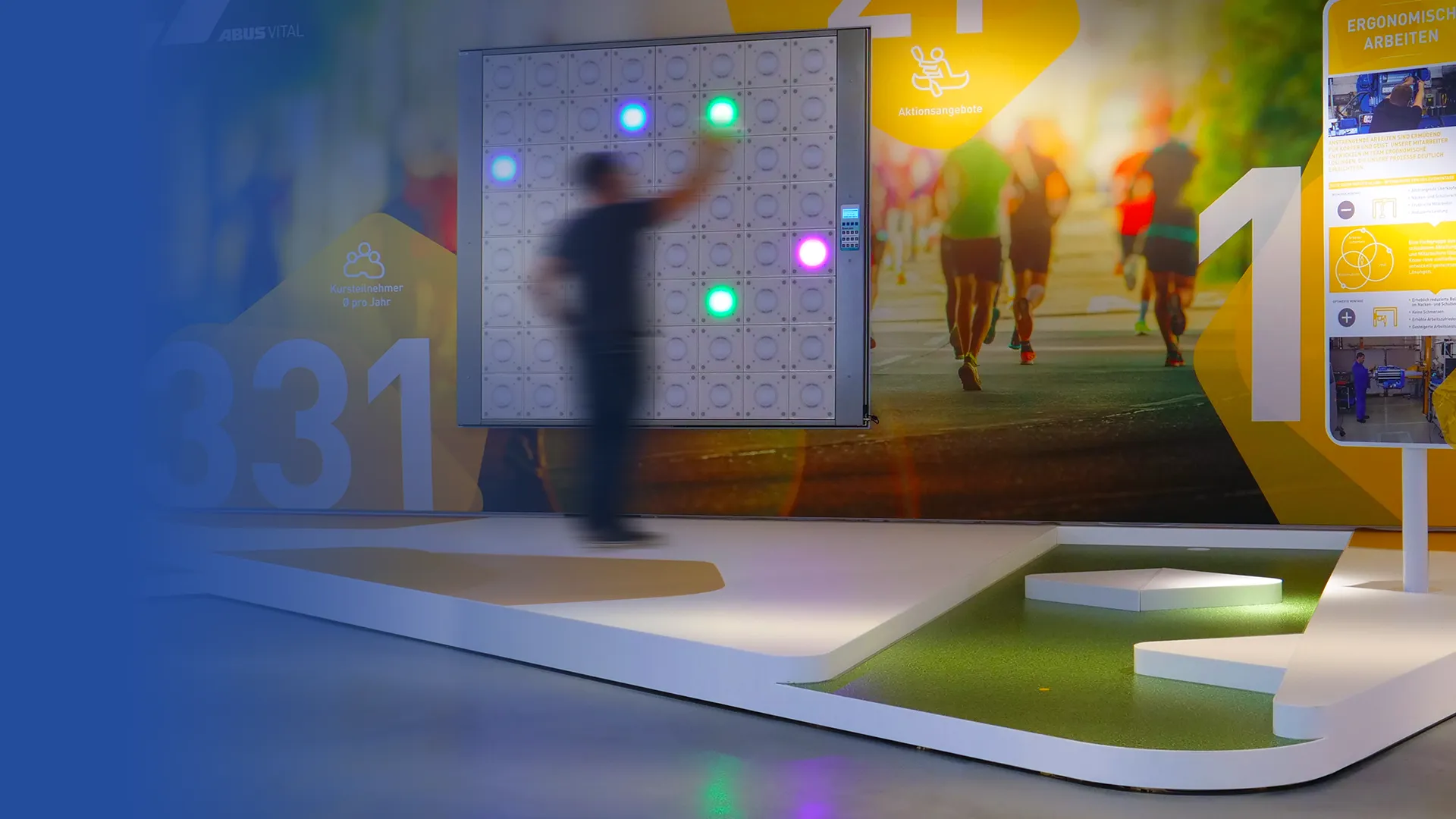 Kommunikationskonzept eines Showrooms für ABUS Kransysteme mit Interaktiver Station als Lichtspielwand im VITAL-Raum zur spielerischen Vermittlung von Gesundheitsangeboten