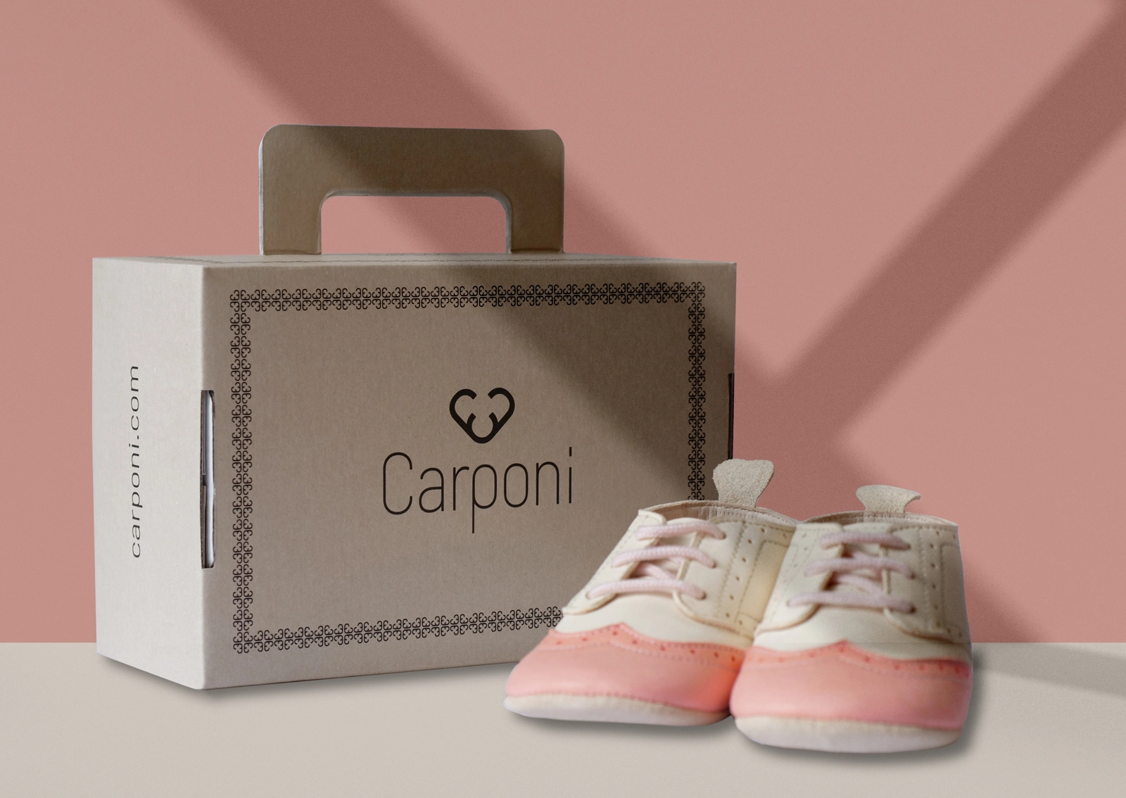 Aufnahme von Carponi-Schuhen zusammen mit der gebrandeten Verpackung – als Beispiel für eine durchgängige Markenpräsenz am Produkt.