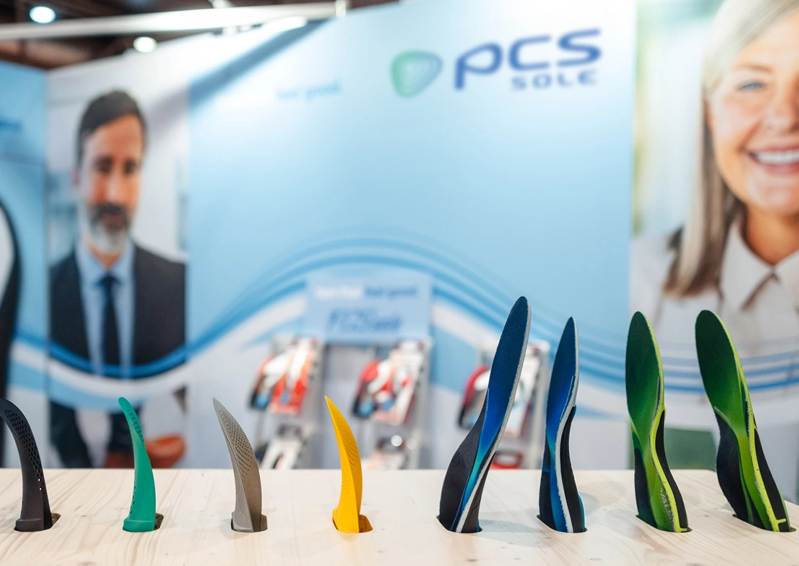 Nahaufnahme des PCS Sole Messestands auf der OTWorld in Leipzig mit Fokus auf Standgestaltung und Markeninszenierung. Design und Umsetzung durch die R211-Agentur.