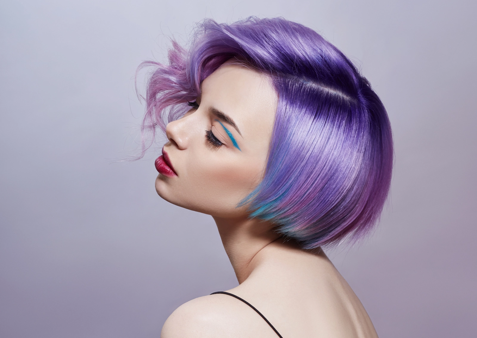 Porträt eines Haarmodells mit Bob-Frisur, violetten Haaren und roten Lippen -stehend für die Friseurbranche