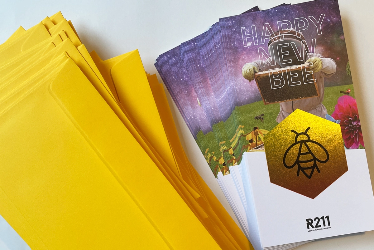 Neujahrskarteder Happy New Bee-Website – inklusive Visual mit Imker im All und fliegenden Bienen. Eigenprojekt der R211-Agentur im Rahmen der jährlich stattfindenden Spendenaktion für regionale Naturschutzprojekte.