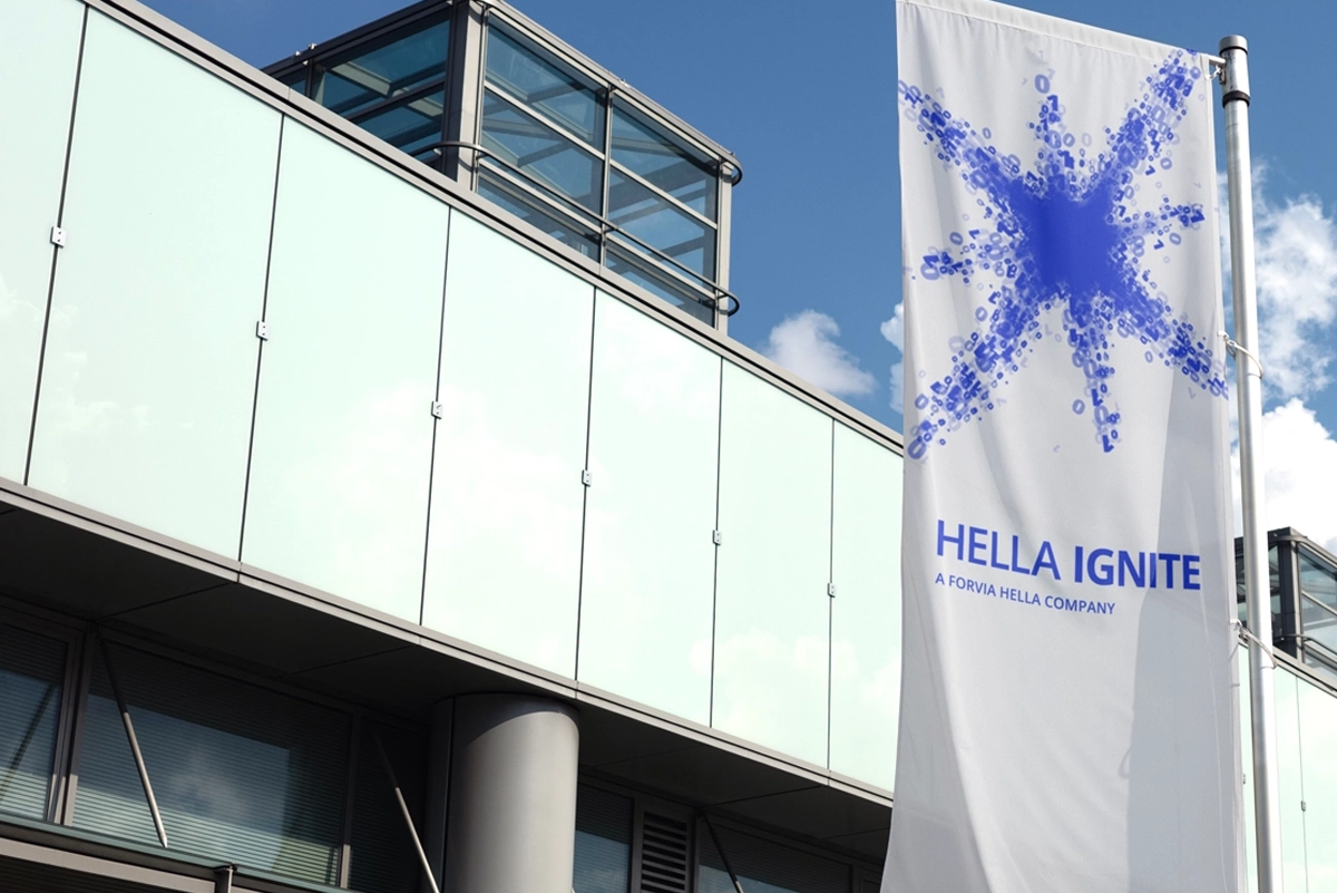 Außenaufnahme einer Fahne mit dem neuen Logo und Visual von Hella Ignite – als sichtbares Element des Rebrandings im Außenbereich