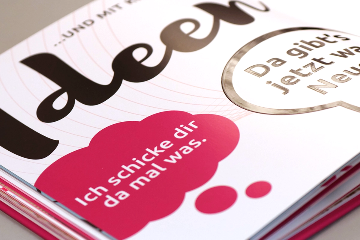 Nahaufnahme der Veredelungen im Vision Book von Hair Haus mit Fokus auf den eingesetzten Spotlack. Gestaltung und Umsetzung durch R211-Agentur.