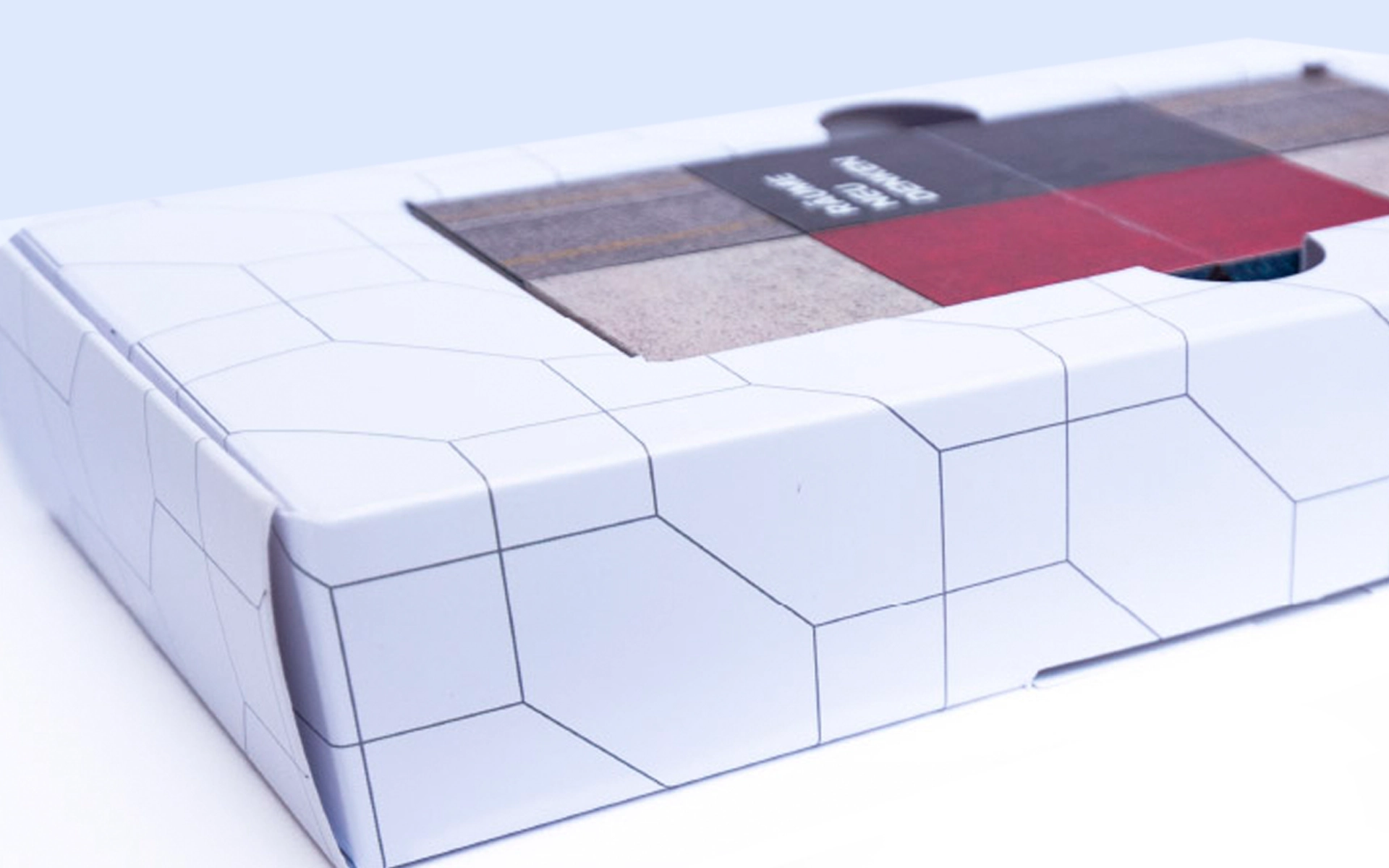 Nahaufnahme des B2B-Mailings von Amtico für Architekten und Office-Einrichter mit Fokus auf Mailing-Verpackung und Inhalt. Konzept und Gestaltung durch die R211-Agentur.