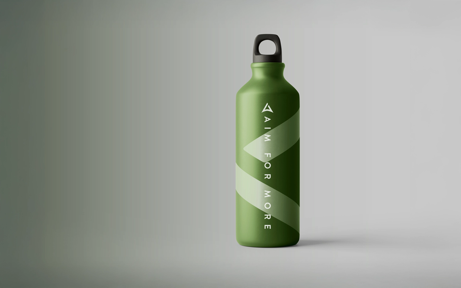 Aufnahme einer Trinkflasche im Branding von Athletic Archery – mit Logo und Gestaltungselementen der Marke. Umsetzung durch R211-Agentur.
