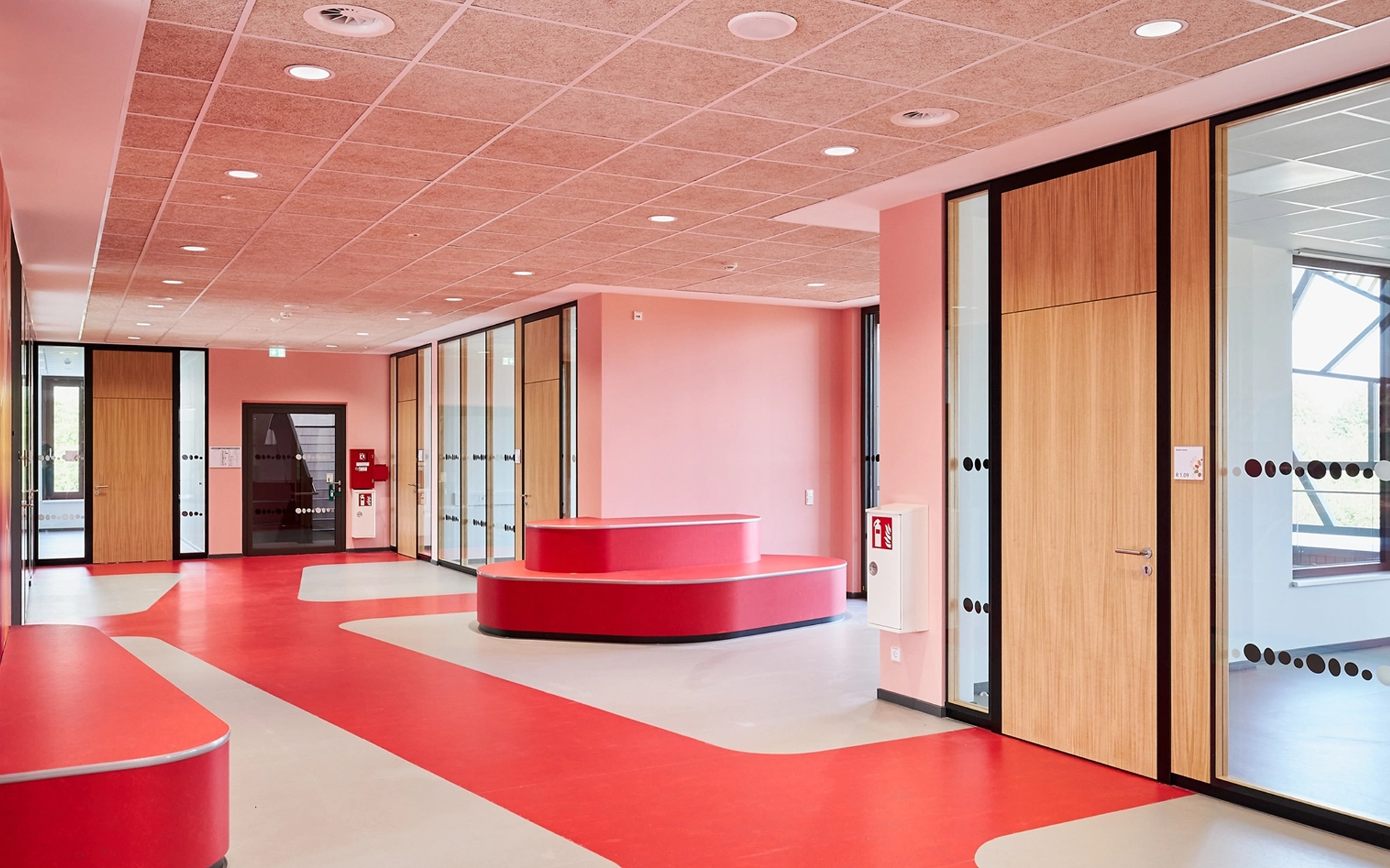 Innenaufnahme der Gesamtschule Waldschlösschen in Velbert mit Ausschnitten des neu entwickelten Leitsystems. Umsetzung in Zusammenarbeit mit Goldbeck West und der R211-Agentur.