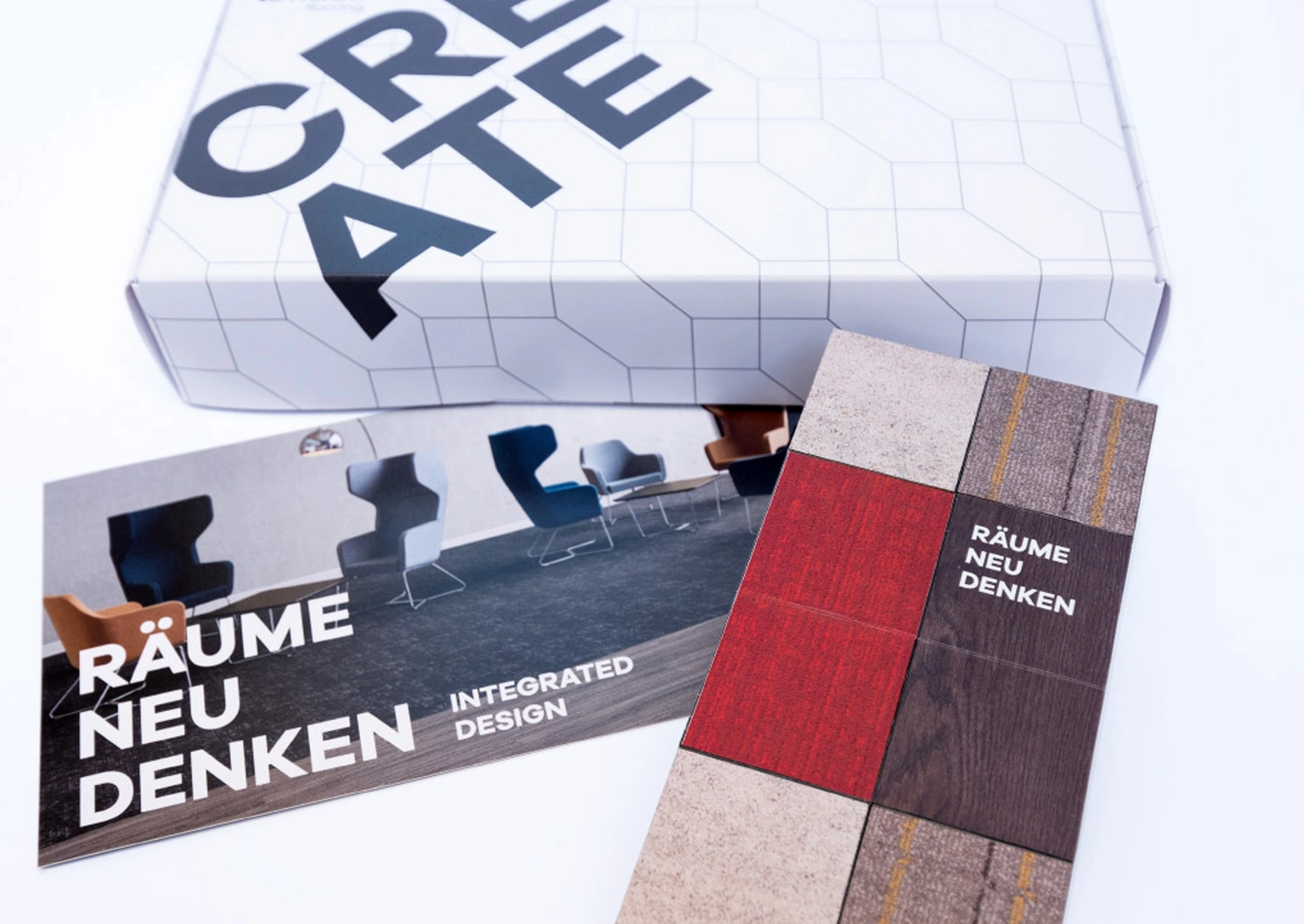 Ansicht der Bestandteile des Amtico-Mailings zum Thema ‚Bodenbeläge – Räume neu denken‘.