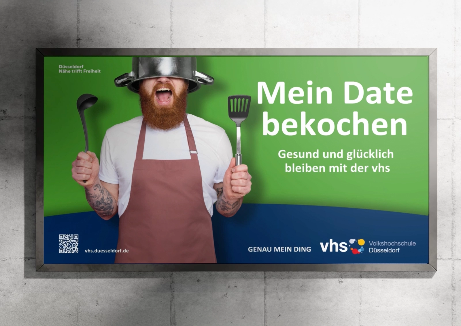Campaign poster for vhs Düsseldorf on the topic of nutrition: A man with a pot on his head and a cooking spoon in his hand, along with the headline "Cooking for my Date" and the campaign claim "vhs – Exactly my thing!"