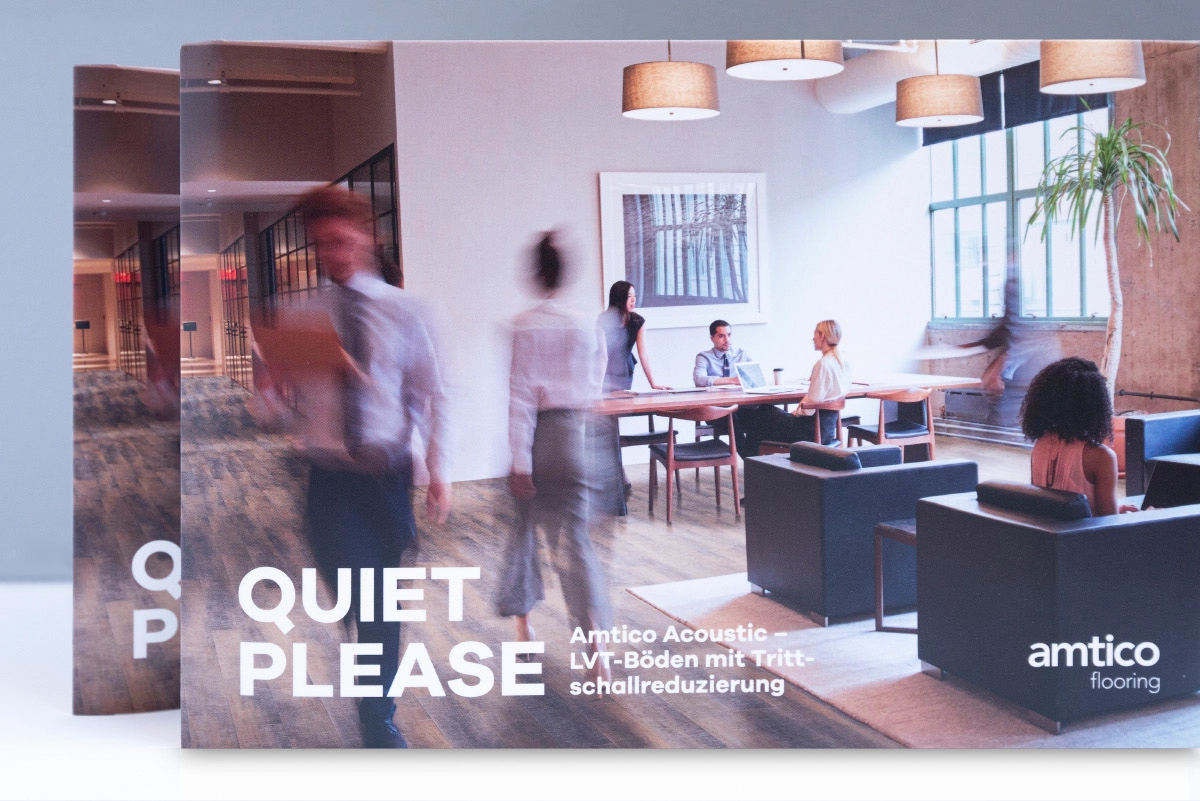 Ansicht der Titelseite des Amtico-Mailings zum Thema Akustik: LVT-Bodenbeläge mit Trittschallreduzierung. Gestaltung durch R211-Agentur.