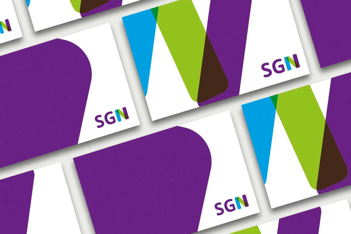 Nahaufnahme der Visitenkarten des SGN – Schulzentrum für Gesundheitsberufe am Niederrhein, mehrfach ausgelegt. Gestaltung im Rahmen des Rebrandings durch R211-Agentur.