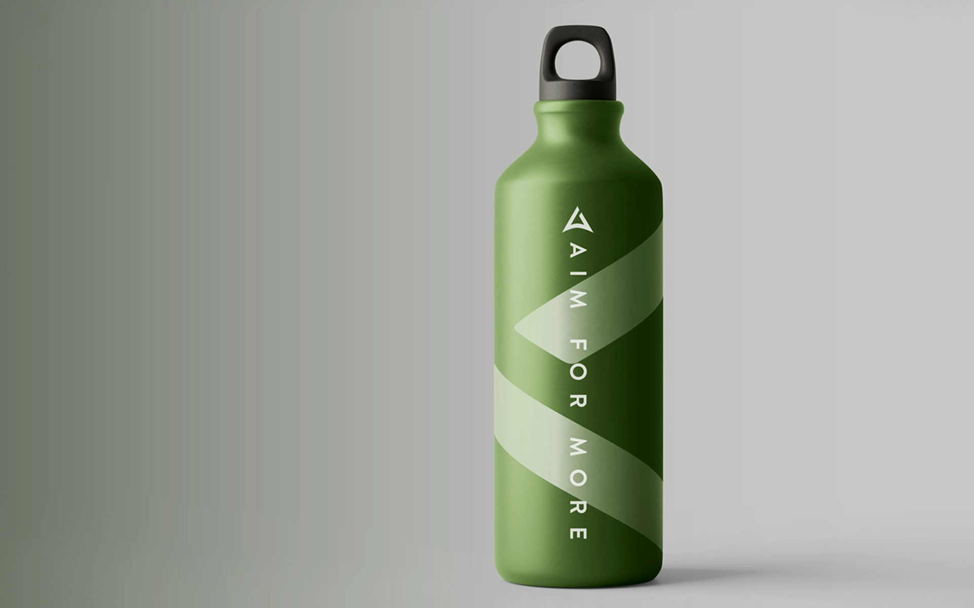 Aufnahme einer Trinkflasche im Branding von Athletic Archery – mit Logo und Gestaltungselementen der Marke. Umsetzung durch R211-Agentur.