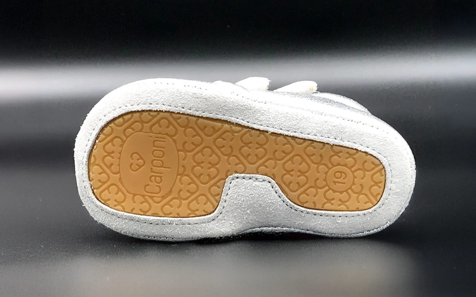 Nahaufnahme einer Carponi-Schuhsohle mit eingestanztem Logo – als Beispiel für markentypische Details im Produktdesign. Gestaltung durch R211-Agentur.