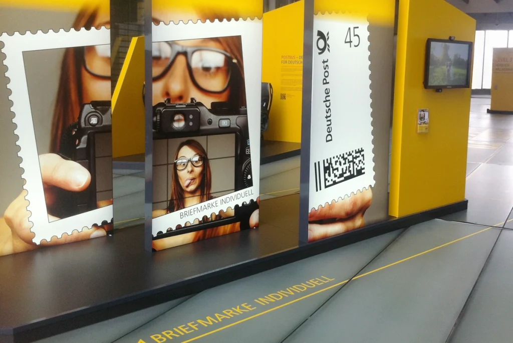 Ansicht einer Medien-Station zum Thema "Briefmarke Individuell" der Ausstellung Level 3.0 im Deutsche Post DHL Tower in Bonn