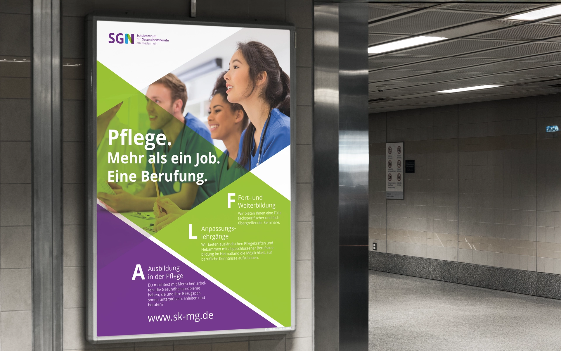 Leuchtplakat in einer U-Bahn-Station mit dem Slogan „Pflege. Mehr als ein Job. Eine Berufung.“ darüber Foto von Pflegekräften, unten Informationen zu Ausbildung, Anpassungslehrgängen sowie Fort- und Weiterbildung, rechts oben Logo des Schulzentrums für Gesundheitsberufe am Niederrhein