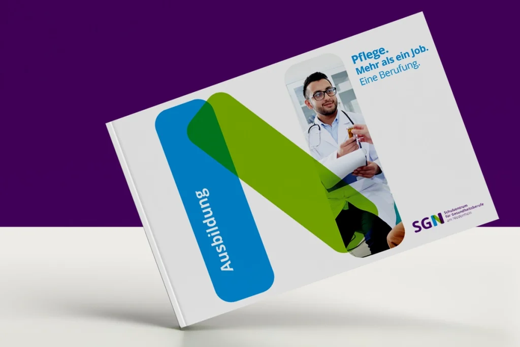 Broschüre mit Titel „Pflege. Mehr als ein Job. Eine Berufung.“ und großem grafischem N in Blau und Grün, daneben Foto eines jungen Mannes im weißen Kittel mit Stethoskop, unten Logo des Schulzentrums für Gesundheitsberufe am Niederrhein