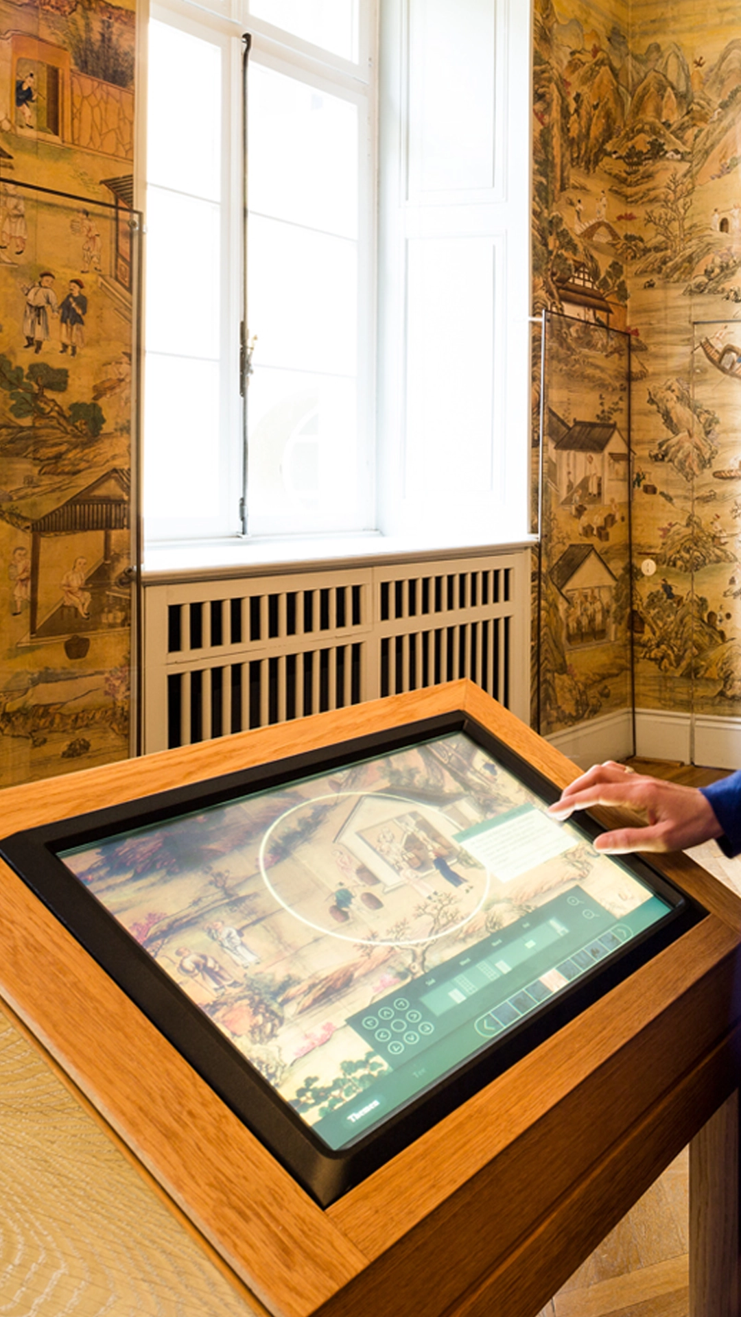 Neues User Interface für die Medien-Installation einer Chinesischen Seidentapete als interaktive Station der Stiftung Schloss Dyck