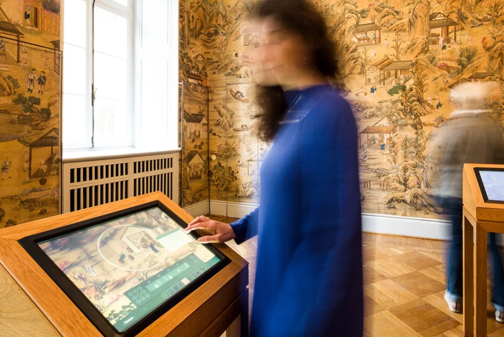 Neues User Interface für die Medien-Installation einer Chinesischen Seidentapete als interaktive Station der Stiftung Schloss Dyck