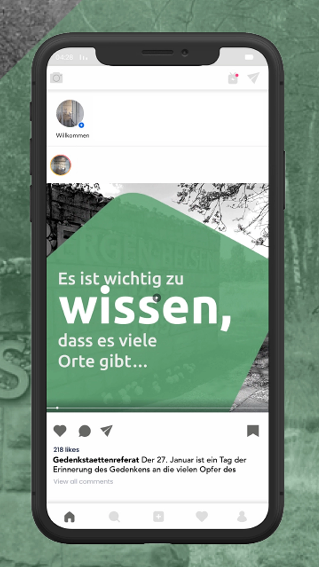 Smartphone mit Instagram-Post, darauf grünes grafisches Element mit weißer Schrift „Es ist wichtig zu wissen, dass es viele Orte gibt…“, darunter Beitrag des Gedenkstättenreferats zum 27. Januar, Tag des Gedenkens an die Opfer des Nationalsozialismus