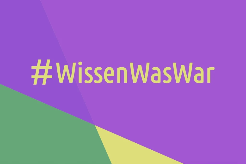 Bunte Grafik mit lila, grünen und gelben Flächen, darauf in gelber Schrift der Hashtag #WissenWasWar