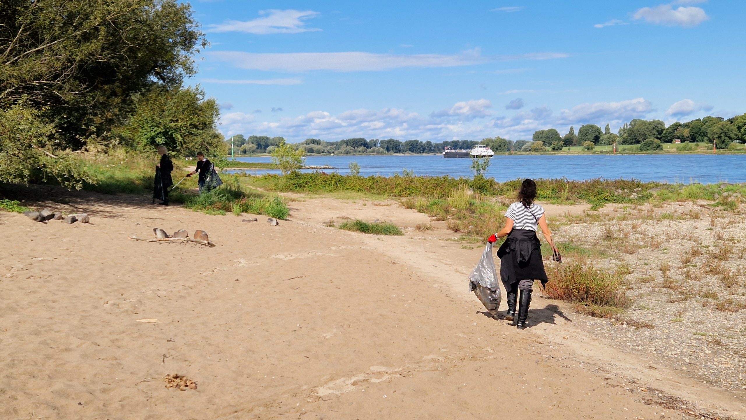 R211-Team sammelt Müll beim Rhine Clean up