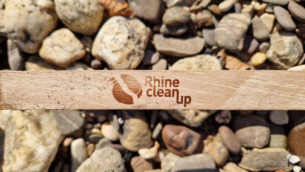 Holz mit Rhine cleanUp Logo