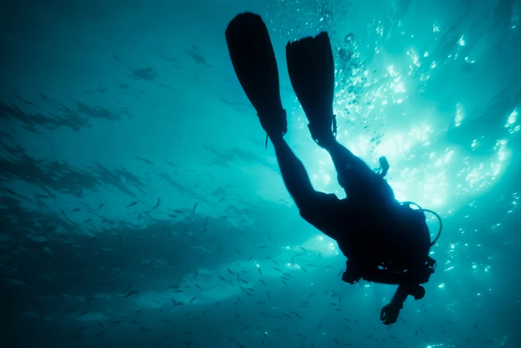 Taucher in der Tiefe kurz vor dem Moment, in dem das Whitewall Motiv entsteht