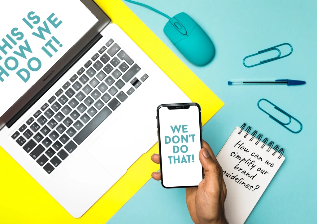 Eine Schreibtisch von oben mit verschiedenen Devices auf denen gegensätzliche Botschaften stehen