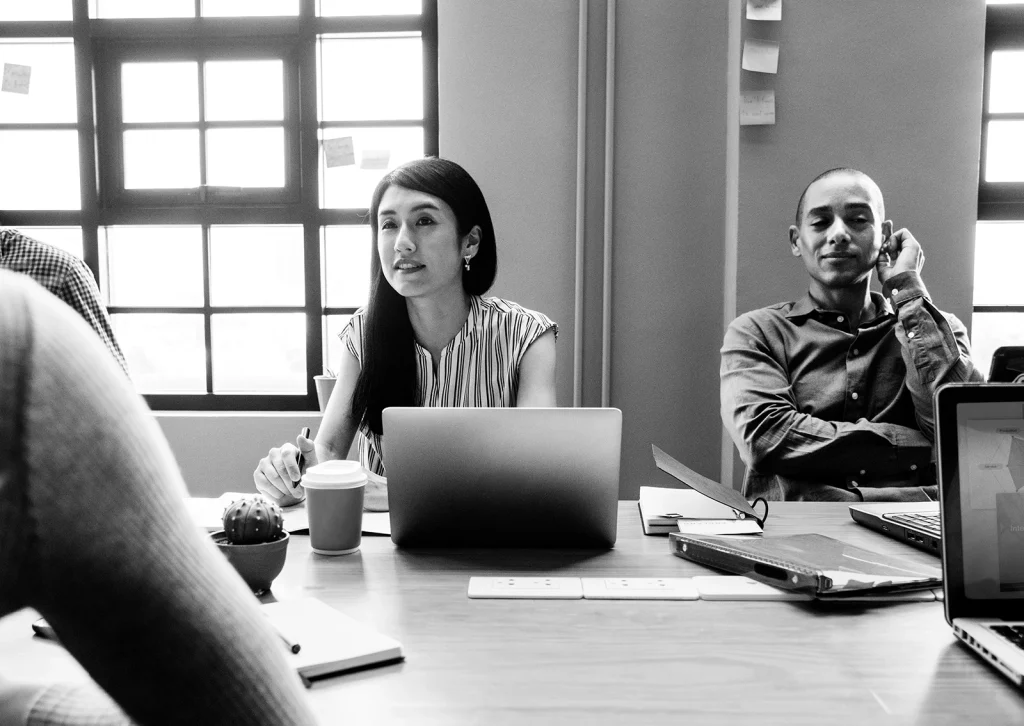 Eine Gruppe Menschen sitzt in einem Meeting